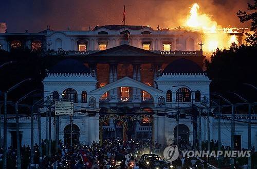 네팔 행정 단지에 붙은 불 [로이터 연합뉴스 재판매 및 DB 금지]