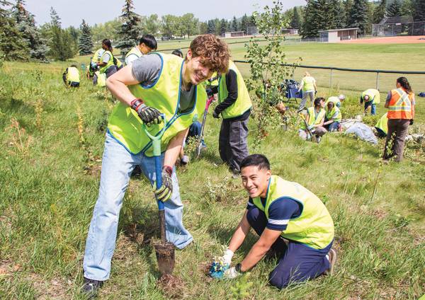 캐나다 에드먼턴 런들공원에서 하나님의 교회 신자들이 나무 498그루를 심으며 기후위기 대응에 일조했다. /하나님의 교회 제공