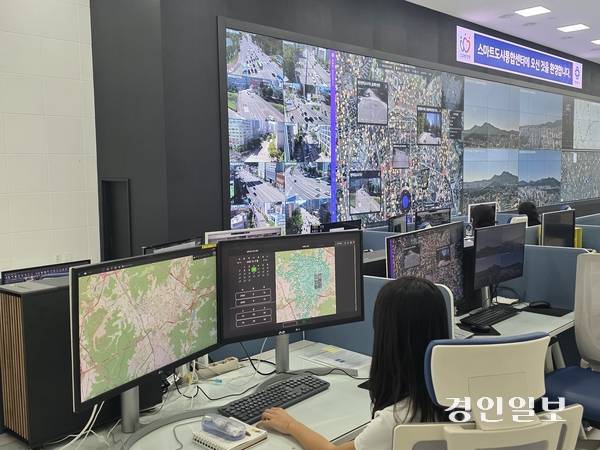 10일 안양시 스마트도시통합센터에서 관계자가 복합인지기술 기반 AI 동선 추적 시스템을 운용하는 모습. 2025.9.10 /고건기자 gogosing@kyeongin.com