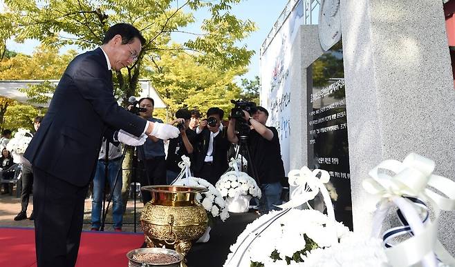 ▲유정복 인천시장이 지난해 9월11일 중구 월미공원에 세워진 월미도 원주민 희생자 위령비에서 헌화와 분향을 하고 있다. /사진제공=인천시