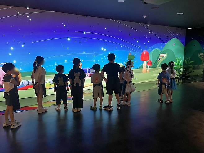 광주 금남 지하상가 '빛나는 아이나라' 체험 공간에서 어린이들이 빛의 갤러리 체험을 진행하고 있다. 시공테크 제공