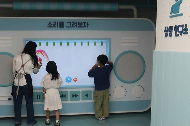 지난 주말 광주 금남 지하상가 '빛나는 아이나라' 체험 공간에서 어린이들이 동화 공작소 체험을 진행하고 있다. 사진=조정민 기자