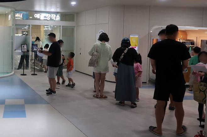 지난 주말 광주 금남 지하상가 '빛나는 아이나라' 프로그램 체험을 위해 학부모와 아이들이 대기하고 있다. 사진=조정민 기자