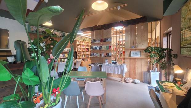 카페를 겸하고 있는 철학서점 ‘세발자전거’