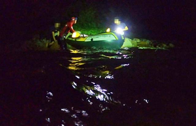 거제구조라해수욕장에서 고무튜브를 타고 물놀이하던 10대 2명이 조류에 떠밀려 무인도에 고립됐다가 해경에 구조됐다. 통영해양경찰서 제공