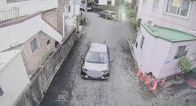 30대 남성 A씨가 지난 9일 서귀포시에서 초등학교 여학생을 상대로 약취유인을 시도한 후 승용차를 타고 도주하는 모습.