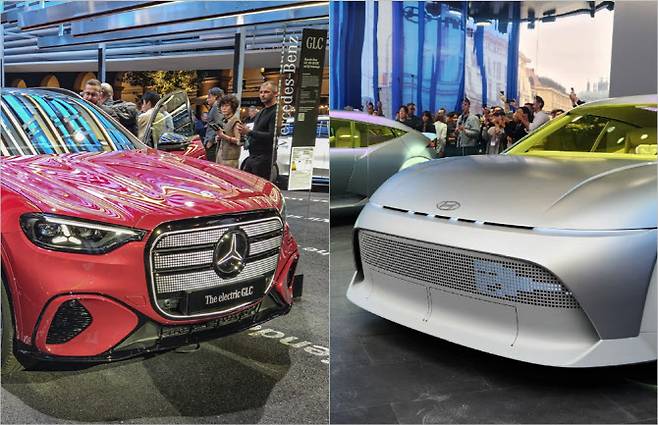 ‘IAA 모빌리티 2025’에서 공개된 메르세데스-벤츠의 ‘GLC 위드 EQ 테크놀로지’ 전면부와 현대차의 소형 전기차 콘셉트카 ‘콘셉트 쓰리‘ 전면부 (사진=이데일리 이배운 기자)
