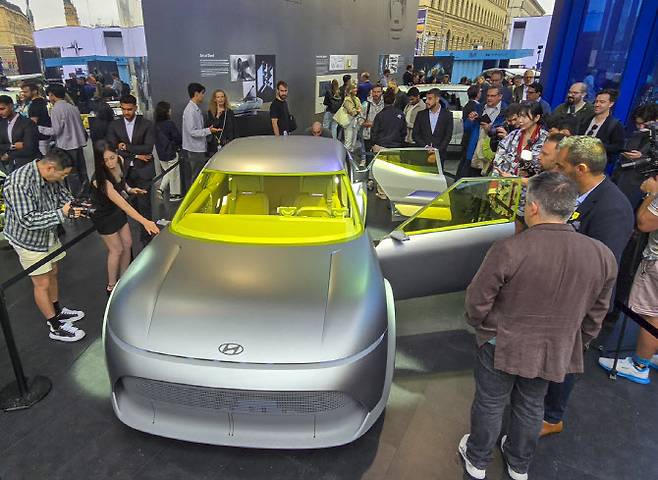 현대차가 지난 9일(현지시간) 독일 뮌헨에서 아이오닉 브랜드 최초의 소형 전기차 콘셉트카 ‘콘셉트 쓰리’를 공개하고 있다. (사진=한국자동차기자협회)