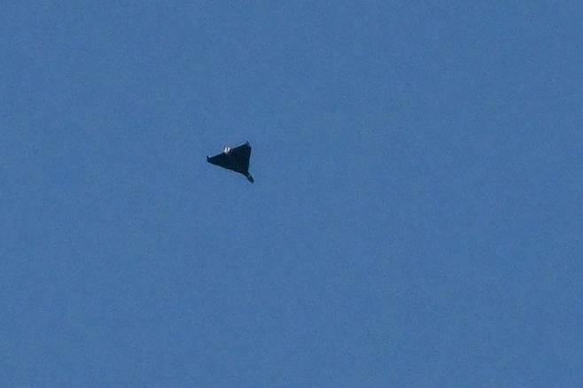 우크라이나 전쟁이 계속되는 가운데 7일(현지시간) 키이우에서 러시아의 드론 및 미사일 공격 도중 러시아 드론이 비행하고 있다. 당국은 러시아가 이날 새벽 사상 최대 규모의 공습을 감행해 키이우의 우크라이나 정부 청사가 불길에 휩싸였다고 밝혔다.(사진=AFP)