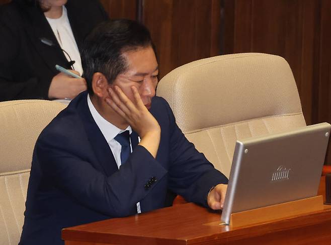 더불어민주당 정청래 대표가 10일 서울 여의도 국회 본회의에서 국민의힘 송언석 원내대표의 교섭단체 대표 연설을 듣고 있다.(사진=연합뉴스)