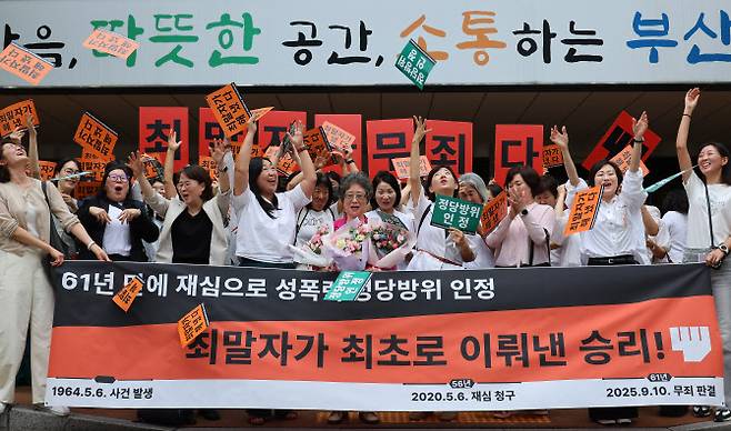 성폭행하려던 남성의 혀를 깨물어 중상해 혐의로 기소돼 유죄 판결을 받았던 최말자씨가 10일 부산지법에서 열린 재심 선고 공판을 마친 뒤 꽃다발을 들고 기뻐하고 있다. 최씨는 61년 만에 열린 재심에서 무죄를 선고받았다. (사진=연합뉴스)