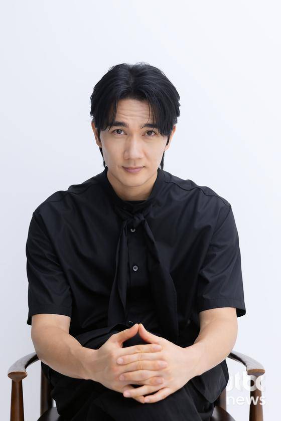 배우 엄태구가 5일 오후 서울 강남구 HLL중앙 사옥에서 인터뷰에 앞서 포즈를 취하고 있다. 박세완 엔터뉴스팀 기자 park.sewan@jtbc.co.kr