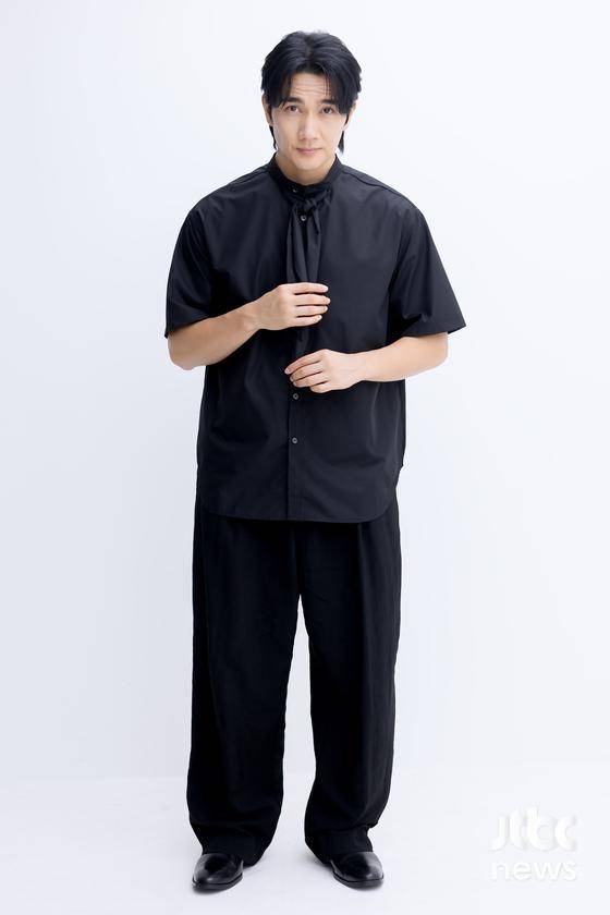 배우 엄태구가 5일 오후 서울 강남구 HLL중앙 사옥에서 인터뷰에 앞서 포즈를 취하고 있다. 박세완 엔터뉴스팀 기자 park.sewan@jtbc.co.kr