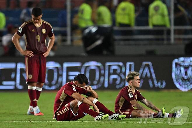 2026 북중미 월드컵 남미 예선 탈락 후 실망하는 베네수엘라 선수들. ⓒ AFP=뉴스1