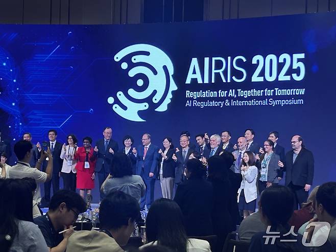 10일 인천 중구 인스파이어 호텔에서 열린 'AIRIS 2025' 개회식에서 주요 참석자들이 기념사진을 찍고 있다. 2025.9.10/뉴스1 ⓒ News1 문대현 기자