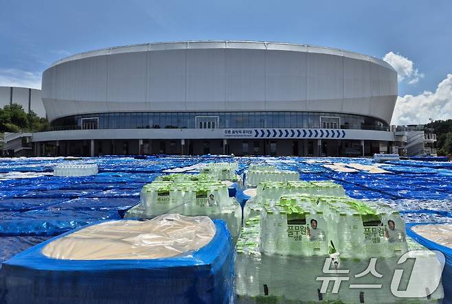 극심한 가뭄으로 재난사태가 선포된 강원 강릉을 돕기위해 전국 각지에서 보내온 생수가 지난 3일 강릉아레나 주차장에 가득 쌓여있다.  (뉴스1 DB)ⓒ News1 윤왕근 기자
