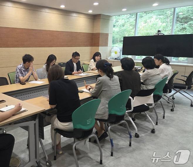 지난 8일 고양시가 고양교육지원청을 방문해 덕양구 지역의 학군 불균형 문제에 대해 논의하고 있다. (고양시 제공, 재판매 및 DB금지)