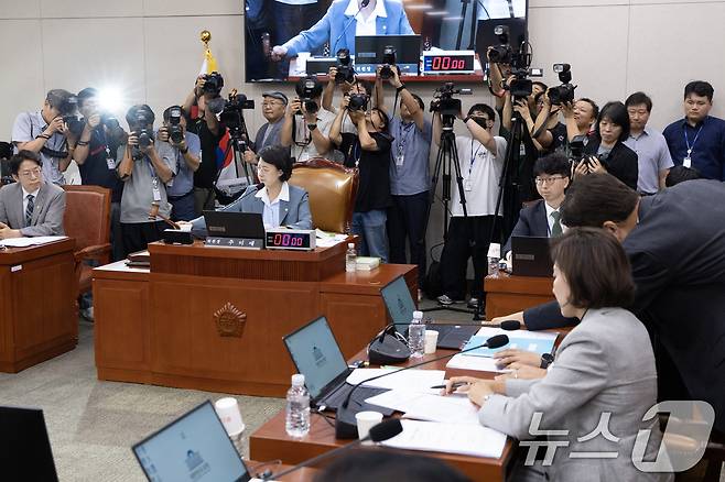 추미애 국회 법제사법위원장이 10일 서울 여의도 국회에서 열린 제429회국회(정기회) 제3차 전체회의에서 의사봉을 두드리고 있다. 2025.9.10/뉴스1 ⓒ News1 이승배 기자