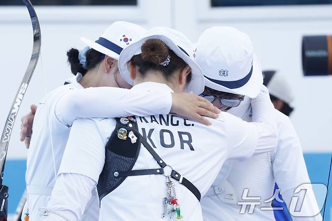10일 오후 광주 동구 5·18민주광장에서 열린 2025 세계양궁선수권대회 리커브 여자 단체전 동메달 결정전에서 한국 안산, 강채영, 임시현이 서로를 격려하고 있다. 2025.9.10/뉴스1 ⓒ News1 김태성 기자