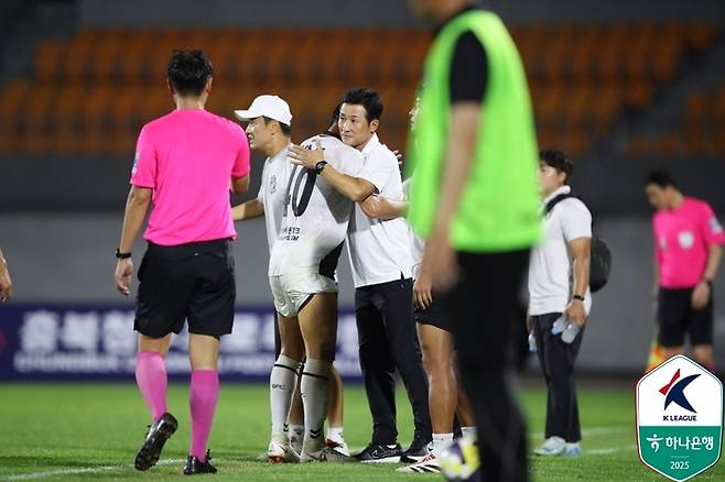 이을용 감독(오른쪽)이 이찬동과 포옹하고 있다. 사진 | 한국프로축구연맹