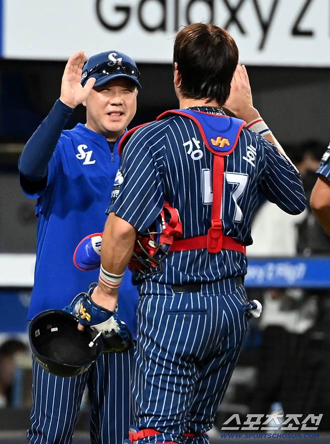 7일 대구 삼성라이온즈파크에서 열린 한화와 삼성의 경기, 삼성이 4대3으로 승리했다. 박진만 감독이 강민호를 맞이하고 있다. 대구=허상욱 기자wook@sportschosun.com/2025.09.07/