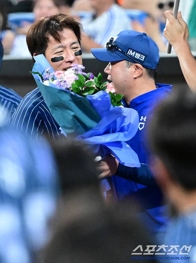 7일 대구 삼성라이온즈파크에서 열린 한화와 삼성의 경기, 6회말 무사 1루 삼성 강민호가 좌월 2점홈런을 치고 박진만 감독에게 축하의 꽃다발을 받고 있다. 강민호의 개인 통산 350호 홈런이다. 대구=허상욱 기자wook@sportschosun.com/2025.09.07/