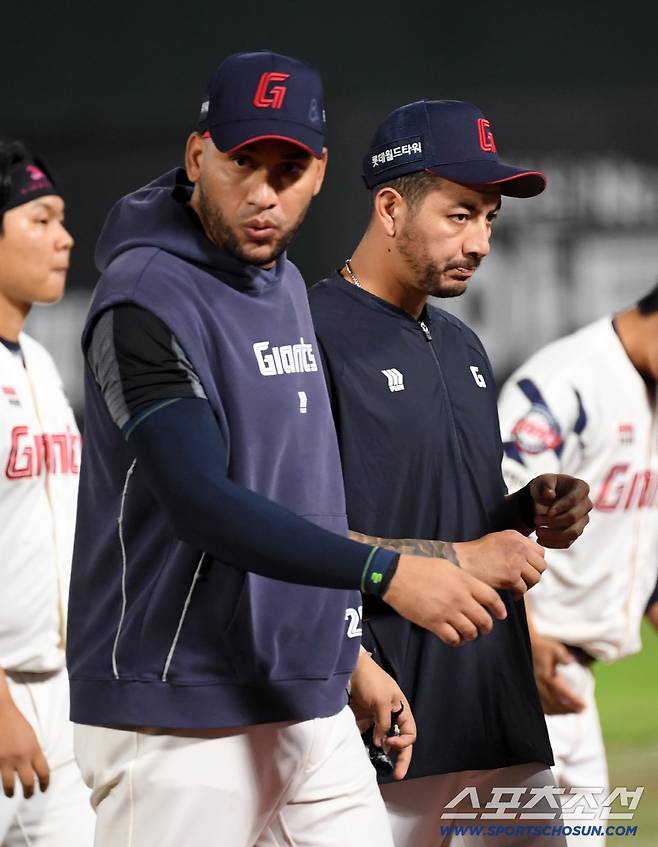 4타수 무안타로 침묵한 4번 타자 레이예스와 5경기 1승 4패 평균자책점 8.87 부진한 벨라스케즈의 표정이 어둡다.