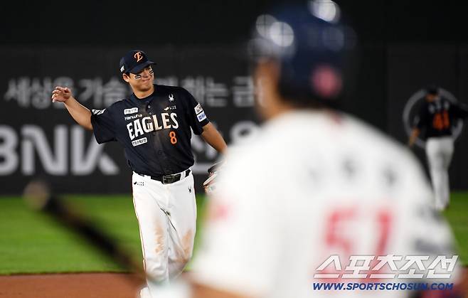 롯데 타선이 침묵한 사이 한화 4번 타자 노시환은 이날 투런포 포함 2안타 4타점 맹타에 이어 호수비까지 펼쳤다.