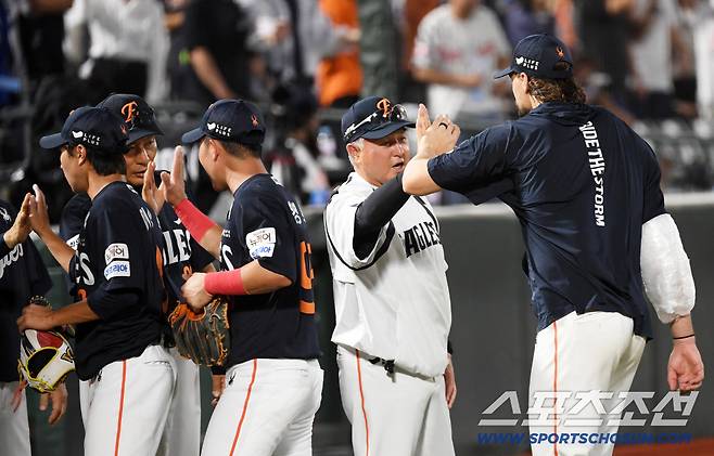 비 내리는 날씨 속 와이스가 호투를 펼치자 김경문 감독까지 감탄했다.