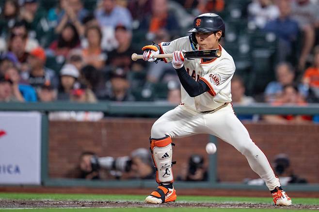 샌프란시스코 자이언츠 이정후가 9일(한국시각) 오라클파크에서 열린 애리조나 다이아몬드백스전에서 4-4로 맞선 6회말 무사 1,2루에서 3루쪽으로 기습번트를 대고 있다. 이 타구는 내야안타가 되면서 샌프란시스코가 5득점의 빅이닝을 만드는데 결정적인 연결고리가 됐다. Imagn Images연합뉴스