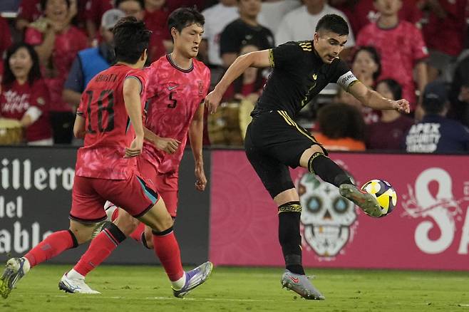 Mexico forward Raul Jimenez, right, kicks the ball past South Korea midfielders Kangin Lee (18) and Yongwoo Park (5) during the first half of an international friendly soccer match Tuesday, Sept. 9, 2025, in Nashville, Tenn. (AP Photo/George Walker IV)







<저작권자(c) 연합뉴스, 무단 전재-재배포, AI 학습 및 활용 금지>