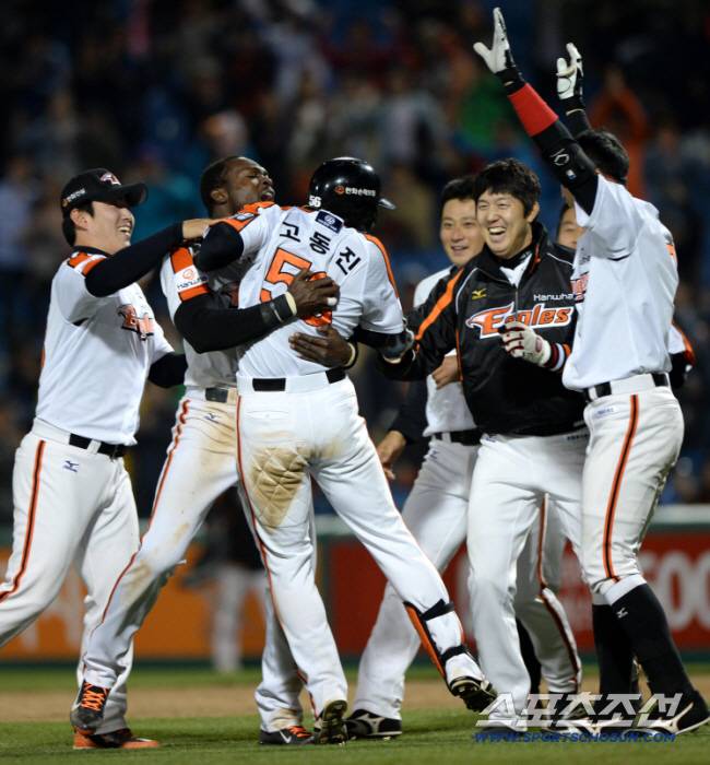 한화와 LG의 주말 3연전 두번째 경기가 19일 대전구장에서 열렸다. 한화가 10회말 무사 2루 터진 고동진의 끝내기 안타로 8대7 승리를 거뒀다. 동료들과 기쁨을 나누는 고동진.

대전=허상욱 기자 wook@sportschocun.com/2014.04.19/
