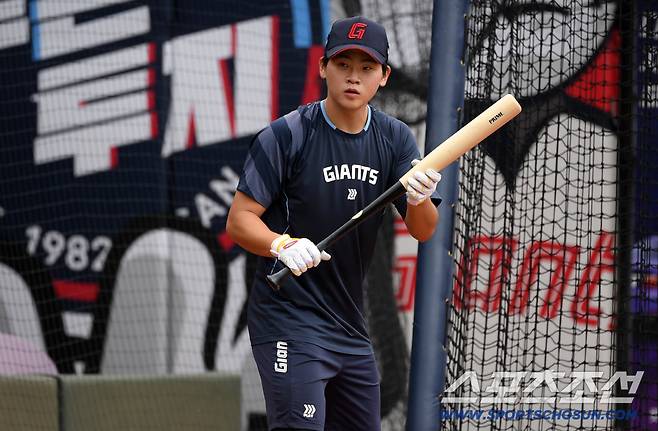 10일 부산 사직구장에서 열린 롯데 자이언츠와 한화 이글스의 경기. 롯데 박찬형이 타격 훈련을 하고 있다. 부산=박재만 기자 pjm@sportschosun.com
