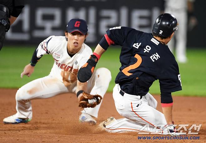 10일 부산 사직구장에서 열린 롯데 자이언츠와 한화 이글스의 경기. 3회초 2사 1루 한화 심우준 2루 도루를 한화 유격수 전민재가 차단하고 있다. 부산=박재만 기자 pjm@sportschosun.com/2025.09.10/