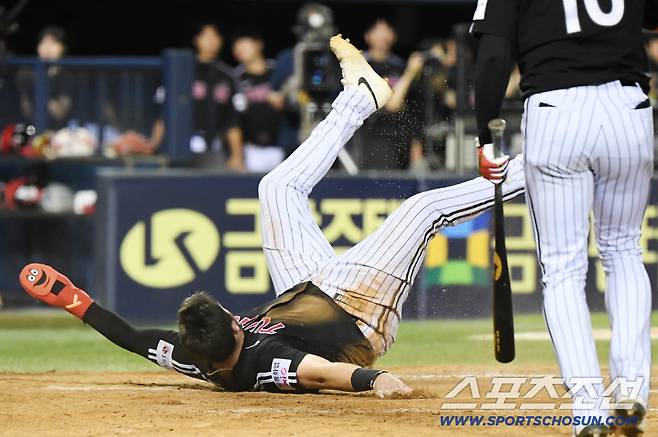 10일 서울 잠실구장에서 열린 LG-두산전. 5회초 1사 만루 오지환 타석. 3루주자 오스틴이 폭투 때 득점하고 있다. 잠실=정재근 기자 cjg@sportschosun.com/2025.9.10/