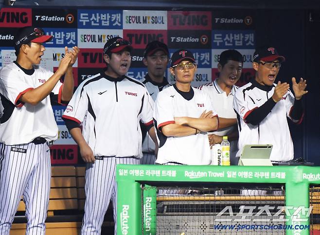 10일 서울 잠실구장에서 열린 LG-두산전. 5회초 무사 2, 3루 신민재의 좌익수 희생 플라이 때 3루주자 최원영이 홈에서 아웃 판정을 받았지만 비디오판독으로 정정되자 염경엽 감독과 코치들이 기뻐하고 있다. 잠실=정재근 기자 cjg@sportschosun.com/2025.9.10/