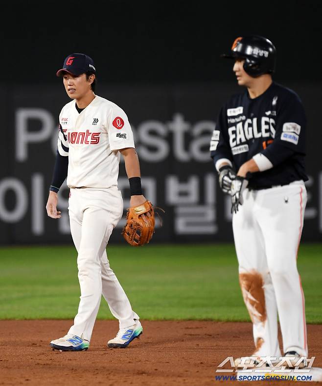 10일 부산 사직구장에서 열린 롯데 자이언츠와 한화 이글스의 경기. 롯데 유격수 전민재가 숨을 고르고 있다. 부산=박재만 기자 pjm@sportschosun.com/2025.09.10/