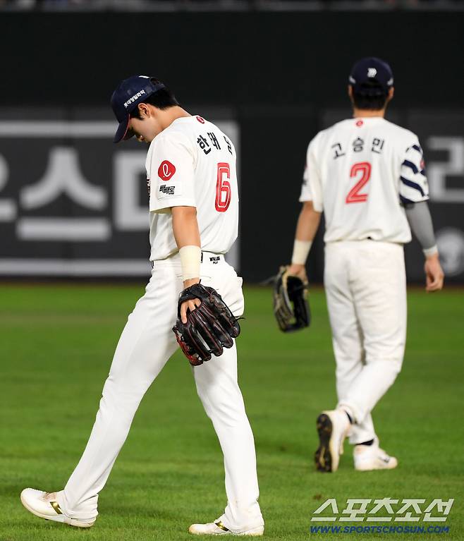 10일 부산 사직구장에서 열린 롯데 자이언츠와 한화 이글스의 경기. 4회초 2사 1,3루 한화 김태연 타구를 실책한 롯데 2루수 한태양이 자책하고 있다. 부산=박재만 기자 pjm@sportschosun.com/2025.09.10/