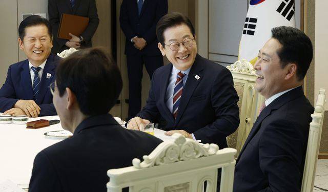 이재명 대통령이 8일 서울 용산 대통령실 청사에서 열린 여야 지도부 오찬 회동에서 정청래 더불어민주당 대표, 장동혁 국민의힘 대표와 밝게 웃고 있다. /뉴시스