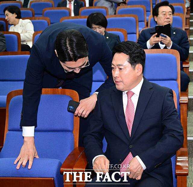 장동혁 국민의힘 대표가 8일 오후 서울 여의도 국회에서 열린 의원총회에 참석해 박준태 비서실장과 대화하고 있다. /남윤호 기자