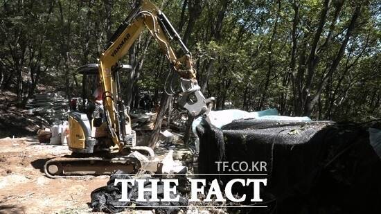 경기 남양주시가 10일 별내동 불암산 일대에서 불법건축물을 행정대집행을 통해 철거하고 있다./남양주시