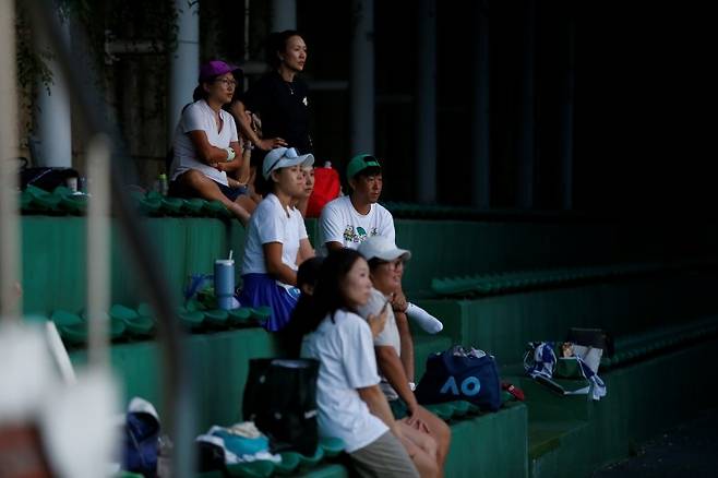 경기를 관전 중인 동호인들