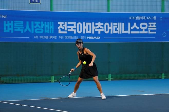 포핸드를 구사하고 있는 오현낭