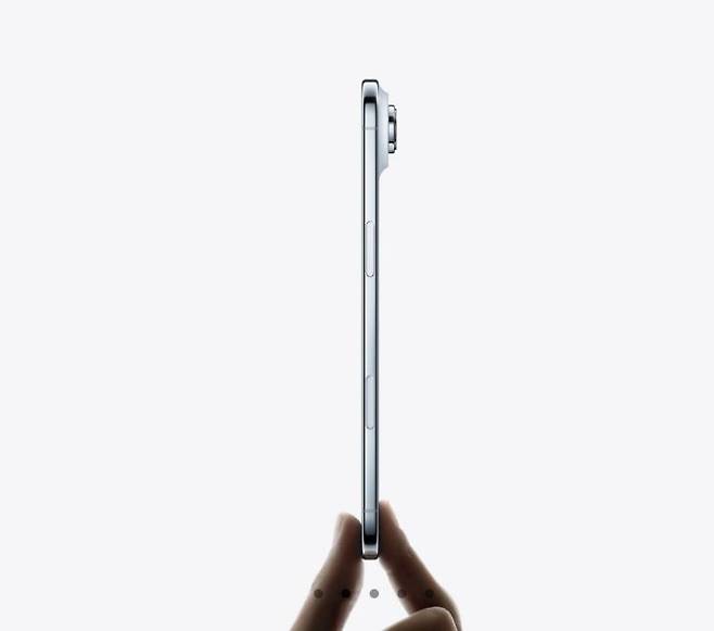 애플은 10일(한국시간) 아이폰 사상 가장 얇고 가벼운 '아이폰 에어'를 공개했다. 아이폰 에어의 두께는 5.6mm, 무게는 165g이다. 애플 홈페이지