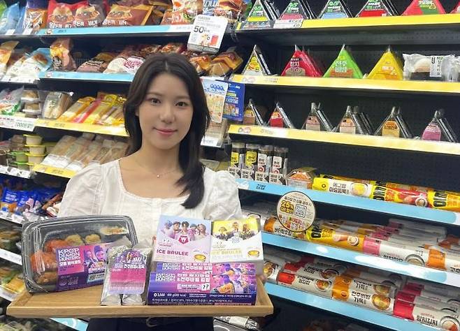 GS25에서 모델이 ‘케이팝 데몬 헌터스’ 콜라보 상품을 들고 있다. GS리테일 제공