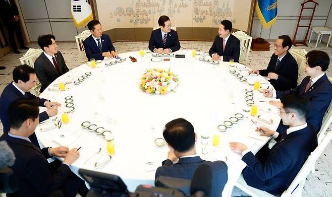 이재명 대통령이 8일 서울 용산 대통령실 청사에서 열린 여야 지도부 오찬 회동에서 장동혁 국민의힘 대표와 대화하고 있다. ⓒ뉴시스