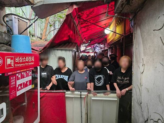 10일 오전 서울 성북구 신월곡1구역 재개발 현장에서 강제 철거에 반발한 주민과 미아리성노동자이주대책위원회 관계자들이 골목 입구를 지키며 집행을 막고 있다. ⓒ뉴시스