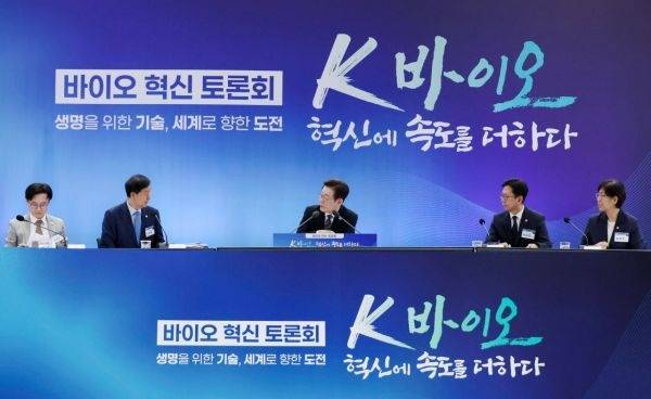 이재명(가운데) 대통령이 5일 인천 송도 컨벤시아에서 열린 바이오 혁신 토론회에서 발언하고 있다. 왼쪽부터 김정관 산업통상자원부 장관, 구윤철 경제부총리 겸 기획재정부장관, 이 대통령, 배경훈 과학기술정보통신부 장관, 정은경 보건복지부 장관. 연합뉴스