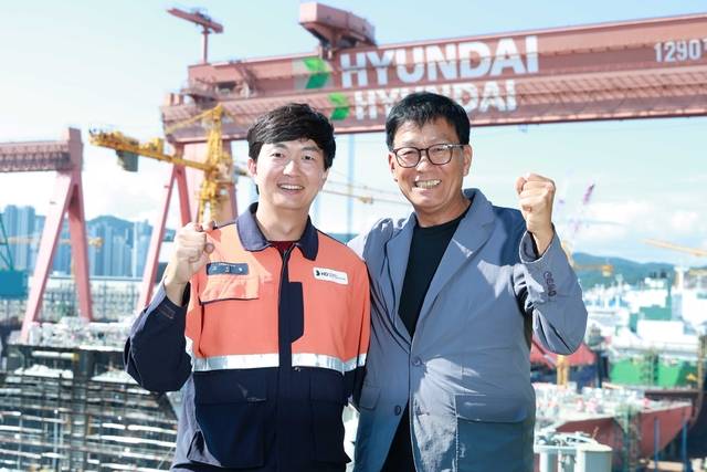 조선업계 최초 ‘부자(父子) 명장’이 된 고민철 HD현대중공업 기사와 고윤열 씨(퇴직). HD현대 제공.