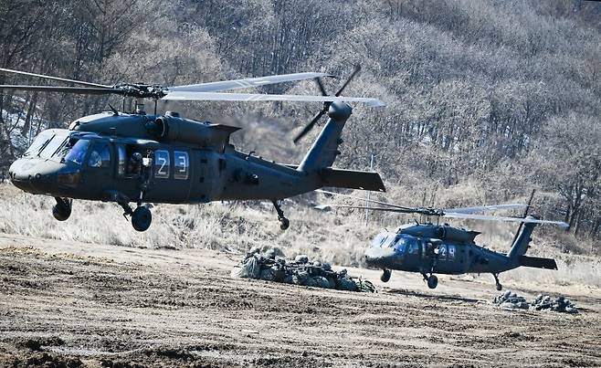 UH-60 헬기가 훈련 중 임무를 수행하기 위해 비행하고 있다. 육군 제공